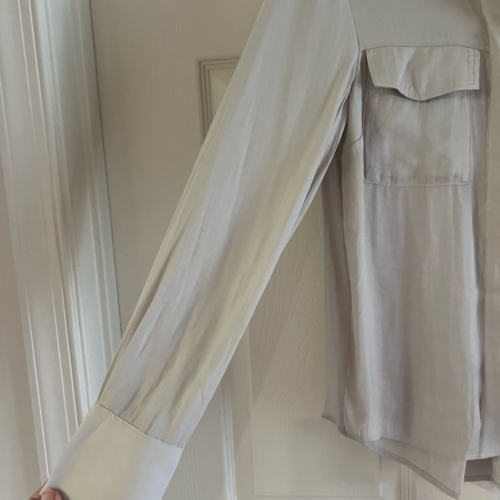 Banana Republic light gray button up blouse. Flap pockets. EUC! Size XS - Picture 4 of 10